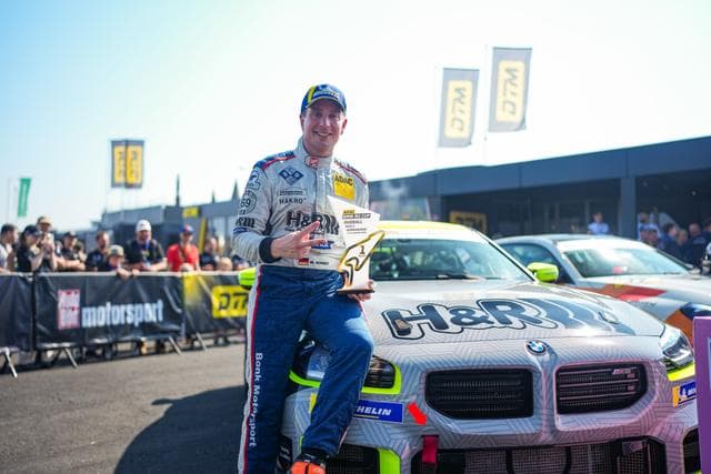 Michael Schrey mit dem Siegerpokal