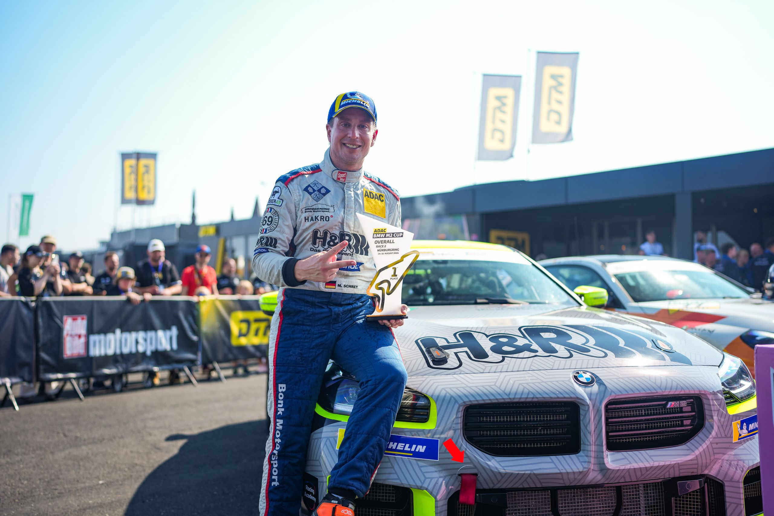 Michael Schrey mit dem Siegerpokal